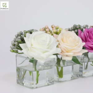 L'alta qualità ha personalizzato la rosa artificiale con la disposizione floreale della bacca con il <span class=keywords><strong>vaso</strong></span> di vetro chiaro quadrato e l'acqua - Product Image 4