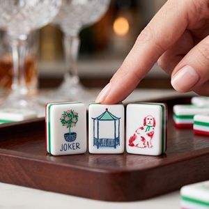 NatuGift - Ensemble de Mahjong Américain Portable Moderne, 160 Tuiles Rouges Exquisément Gravées, Acrylique 4 Couches, Comprend 10 Tuiles <span class=keywords><strong>Joker</strong></span> et 6 Tuiles Blanches - Product Image 5