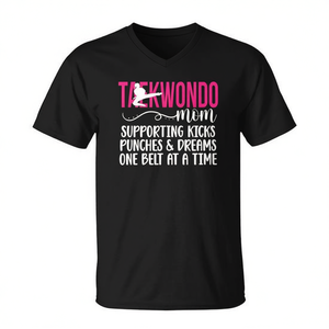 T-Shirt Taekwondo Mom noir à col en v et manches courtes, taille petite, soutient les rêves de coups de pied et de poing, une ceinture à la fois - Product Image 2