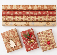 Rouleau de papier cadeau vintage motif sapin et flocons de neige rouges, idéal pour les cadeaux et la décoration des fêtes