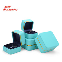 Boîte à bijoux carrée de luxe personnalisée Xinxing avec design en relief, élégante en cuir PU champagne pour l'emballage des boucles d'oreilles et logo personnalisé