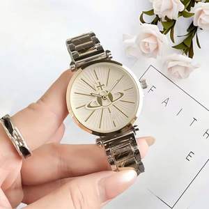 Nuevos relojes de pulsera de China con caja redonda dorada, diseño de Saturno, esfera con efecto rayos de sol, brazalete de metal, relojes de lujo para mujer. - Product Image 3