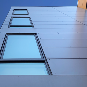 Système de façade ventilée à fixation visible de style industriel pour murs-rideaux de construction - Product Image 1