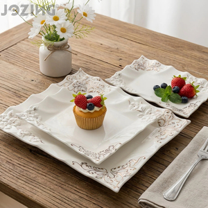 Service de vaisselle carré en <span class=keywords><strong>porcelaine</strong></span> blanche, vente en gros, <span class=keywords><strong>assiette</strong></span> en céramique à bord doré avec motif floral 3D en relief pour mariages et banquets d'hôtel - Product Image 5