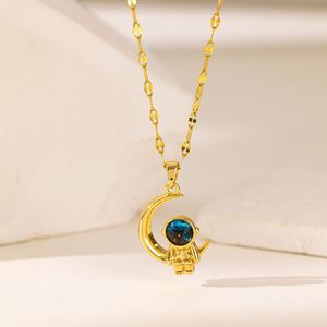 Collar Gargantilla de Acero Inoxidable con Colgante de Astronauta de Titanio Chapado en Oro, Sin Deslustre, con Diamantes Completos y Zirconia para Mujer - Product Image 3