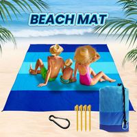 Tapis de plage surdimensionné en nylon de qualité supérieure, séchage rapide, anti-sable, durable, imperméable, pour 1 à 6 adultes, avec 4 piquets, faible MOQ