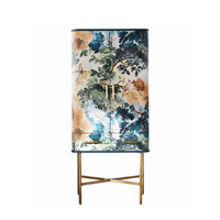 Armoire à vin élégante et luxueuse avec supports suspendus en verre intégrés, support en forme de X doré pour armoire à vin résidentielle haut de gamme