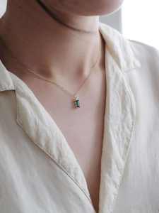 Collar con colgante de oro amarillo GOL Dtutu al por mayor, dije rectangular verde, mini, elegante y moderno Kj450 para fiestas y abuelas - Product Image 3