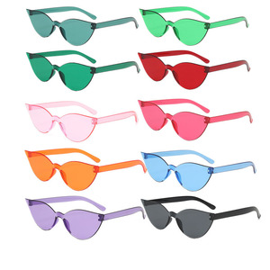 Lunettes <span class=keywords><strong>de</strong></span> <span class=keywords><strong>soleil</strong></span> promotionnelles yeux <span class=keywords><strong>de</strong></span> chat fumés <span class=keywords><strong>de</strong></span> luxe pour femmes teintes violettes Logo personnalisé 2024 lunettes <span class=keywords><strong>de</strong></span> <span class=keywords><strong>soleil</strong></span> en plastique <span class=keywords><strong>pas</strong></span> <span class=keywords><strong>cher</strong></span> en gros - Product Image 1