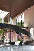 Escalier intérieur moderne et luxueux en courbes, avec marches en marbre et bois, et garde-corps en verre/câble, pour villa - Vente flash