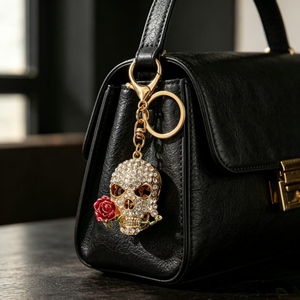 Portachiavi Punk con Strass Rosa Rossa, Ciondolo Borsa Teschio Bling in Cristallo, Anello Portachiavi, Regalo Halloween Giorno dei Morti, Ciondolo per Chiavi Auto - Product Image 3