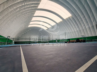 Dome gonflable à air personnalisé de haute qualité terrains de tennis en tissu PVC durable soutenu poteaux en aluminium grands dômes pneumatiques pour sports spatiaux