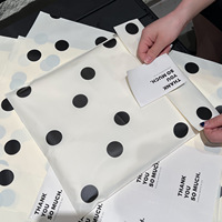 Sacs d'emballage plats en plastique PE mat givré à pois couleur lin pour magasins de chaussures et de vêtements, logo personnalisé, vente en gros