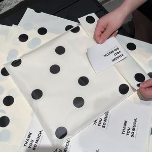 Sacs d'emballage plats en plastique PE mat givré à pois couleur lin pour magasins de chaussures et de vêtements, logo personnalisé, vente en gros - Product Image 3