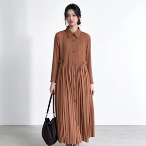 Manteau long plissé élégant pour femme, col rabattu, boutonnage frontal, marron uni, style maxi, automne, de notre usine avec 20 ans d'expérience - Product Image 4