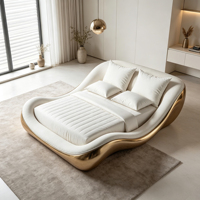 Lit courbé de luxe français en fibre de verre électroplaquée, revêtement en tissu doux, design sculptural, pour décoration de chambre de villa