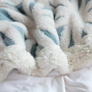 Manta suave peluda de doble cara para sofá de invierno, copo de nieve de Jacquard Reversible, manta polar de Sherpa, color gris - Product Image 4