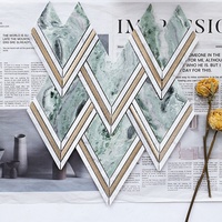 Carrelage Mosaïque 3D en Marbre Vert Jade avec Incrustation Dorée Chevron, Motif Luxueux Moderne pour Mur de Cuisine, 300mmx300mm