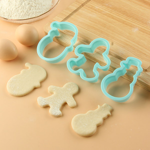 Ensemble de découpoirs <span class=keywords><strong>à</strong></span> biscuits <span class=keywords><strong>à</strong></span> pression manuelle Joyeux Noël avec des motifs de rennes, de cloches et de boîtes cadeaux pour la pâtisserie saisonnière - Product Image 1