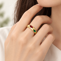 Farbiger Zirkon-Ring aus Edelstahl 14K Gold Vakuumplattiert Breiter Ring mit Roten und Grünen Ovalen Steinen