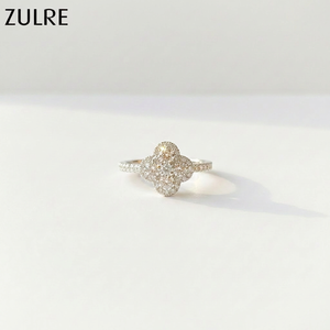 Anello di Fidanzamento da Donna con <span class=keywords><strong>Moissanite</strong></span> D VVS1 Taglio Rotondo da 3mm, Stile Floreale a Quadrifoglio, Regalo di Anniversario Nuziale - Product Image 1