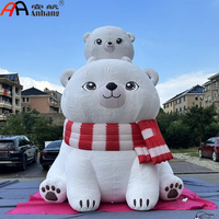 Ours polaire gonflable géant personnalisé avec un petit ours sur un foulard, modèle de dessin animé familial pour la décoration d'événements hivernaux et de Noël
