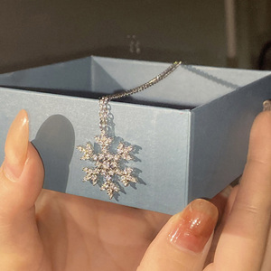 Collana con ciondolo a forma di fiocco di neve per donna, regalo di gioielli alla moda scintillanti per le vacanze - Product Image 4
