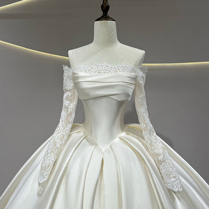 JFH62 Vestido de Novia Moderno Minimalista de Satén con Cuello Barco, Largo hasta el Suelo, con Mangas de Encaje, Cola Capilla y Flores - Product Image 3