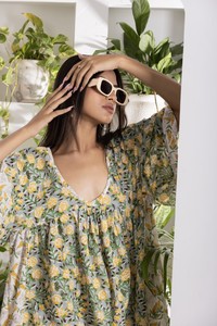 Vestido Boho Estampado Verde Lima y Amarillo con Cuello en V y Paneles Laterales, Corto, Elegante, Informal, Ropa de Verano para Mujer - Product Image 3