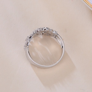 แหวนเพชร18K จริงสีขาวสีเหลืองกุหลาบแข็งสไตล์แฟชั่นรูปไข่สดใสตัด <span class=keywords><strong>Vvs</strong></span> D Moissanite