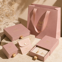 Boîte à bijoux en papier personnalisée, emballage de luxe rigide avec tiroir, insert en velours, ruban de tirage et logo en feuille d'or pour boucles d'oreilles