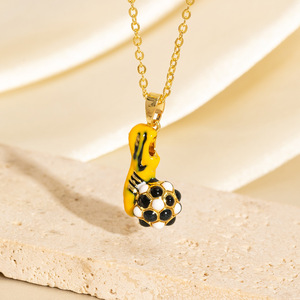 สร้อยคอจี้รูปทรงเรขาคณิตสไตล์สปอร์ตสำหรับผู้หญิง ดีไซน์เฉพาะตัว ประดับเพชรซิร์คอน ชุบทอง 18K บนทองแดง เหมาะสำหรับแฟนฟุตบอล สวมใส่ได้ทุกวัน - Product Image 4