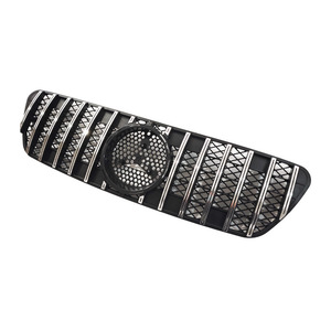 Parrilla Delantera de Repuesto para Mercedes-Benz, Modelo ML W163 GT 1998-2004, ABS Negro con Rayas Verticales Plateadas - Product Image 4