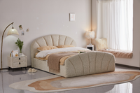 Lit rembourré incurvé de style vintage moderne italien avec cadre en bois pour chambre à coucher