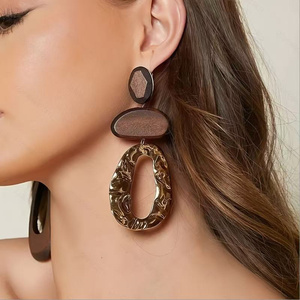 Pendientes largos de madera natural bohemios personalizados al por mayor, con aros de madera <span class=keywords><strong>y</strong></span> metal, chapados en <span class=keywords><strong>oro</strong></span>, hechos a mano con cuentas para mujer. - Product Image 2
