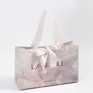 ถุงกระดาษของขวัญแบบเป็นมิตรกับสิ่งแวดล้อม ดีไซน์ดอกไม้หรูหรา พิมพ์ลายพร้อมโบว์ริบบิ้นปิดผนึก ถุงบรรจุภัณฑ์แบบกำหนดเองพร้อมโลโก้ - Product Image 1