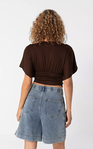 Top Corto Personalizado 2026 para Mujer con Escote en V Profundo y Fruncido, Blusa Morada Oscura de Manga Corta con Definición de Cintura, Camisas para Niña OEM/ODM - Product Image 6