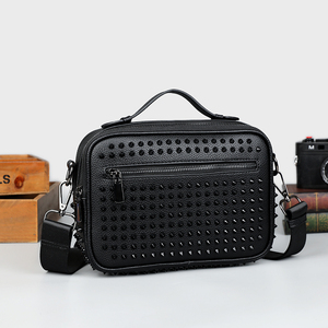 Nuova Borsa a Tracolla in Pelle PU Stile Punk con Borchie, Resistente all'Acqua, Grande Capacità, Moda Europea e Americana - Product Image 2