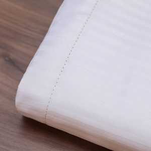 Draps de lit en satin personnalisés T-250, qualité supérieure, style hôtel, rayés, draps plats respirants, taille double - Product Image 1