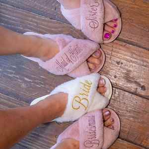 Pantuflas Personalizadas con Nombre, Regalos para Damas de Honor, Pantuflas de Casa con Banda Cruzada de Piel Sintética para Fiestas - Product Image 1