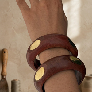 Bracelets en bois faits à la main, écologiques, avec incrustations dorées, bijoux modernes ovales, artisanat en bois poli |   Artisanat de mariage en bois de qualité supérieure - Product Image 1