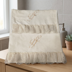 Asciugamano in Cotone Italiano con Pizzo Valencienne e Numeri Ricamati, Stile Semplice Avorio, Fatto a Mano in Italia per Coppie - Product Image 2