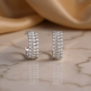 Orecchini a lobo E3118 in oro bianco con diamanti taglio brillante rotondo, montatura a griffe, gioielli classici da donna - Product Image 2