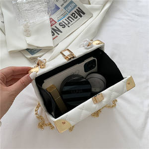 Sac à main pour femmes de style vintage et tendance. Avec décoration en chaîne. Sac à main de luxe de créateur. 2021 - Product Image 2