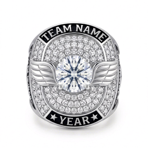 Bague de championnat de natation personnalisée en argent 925 plaqué rhodium avec moissanite de laboratoire sertie clos, design ailes, unisexe, vente en gros - Product Image 1