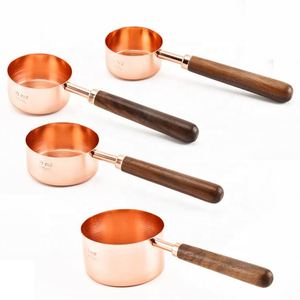Ensemble de 4 cuillères et tasses à mesurer en acier inoxydable plaqué cuivre avec manche en bois - Product Image 4