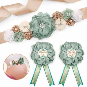 Decoraciones para Baby Shower con Temática de Vegetación para Futuros Padres, Set de Banda de Maternidad y Pin de Corsage en Verde Salvia - Product Image 1