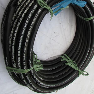 Maquinaria pesada, materiales de construcción, obra en progreso con cable industrial negro enrollado sobre losa de hormigón - Product Image 2