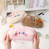 Adorable trousse à crayons en peluche moelleuse de style dessin animé, petite pochette de rangement portable pour cosmétiques, étui de papeterie pour étudiants avec logo personnalisé, vente en gros