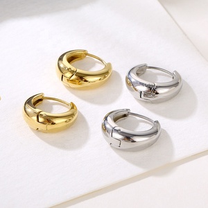 Pendientes Huggie de aro en blanco de acero inoxidable chapados en oro de 18 quilates personalizados al por mayor 2023 - Product Image 3